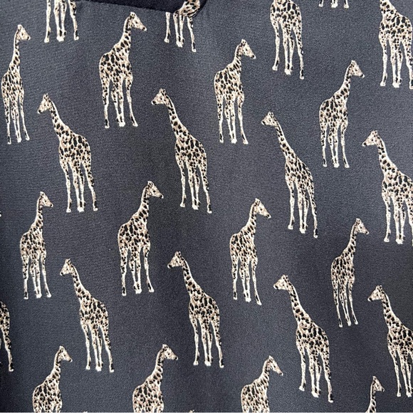 V neck shirt with Giraffe pattern - Picture 3 of 4